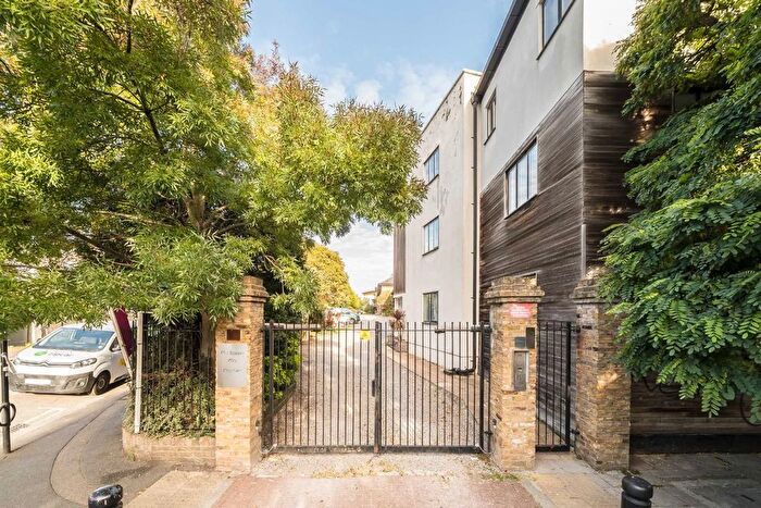 2 Bedroom Flat For Sale In Old Station Way, London, SW4