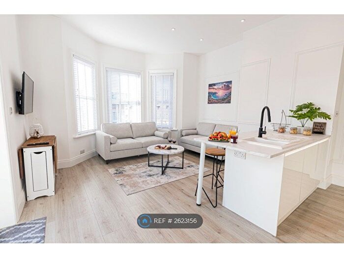 2 Bedroom Flat To Rent In Elizabeth Court, Poole, BH15