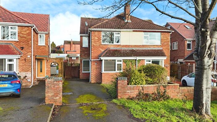 3 Bedroom Semi-Detached House For Sale In Offchurch Road, Leamington Spa, CV32