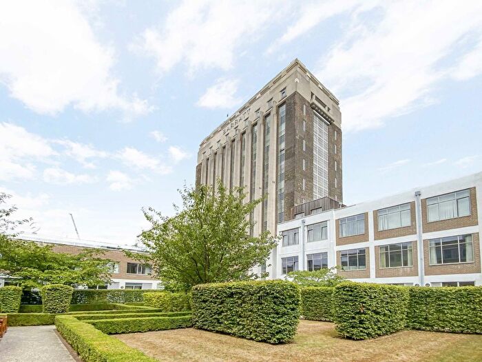 3 Bedroom Flat To Rent In Great West Road, Brentford, TW8