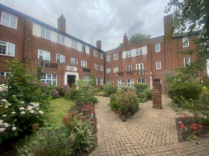 3 Bedroom Apartment To Rent In Beechcroft Avenue, Golders Green, NW11