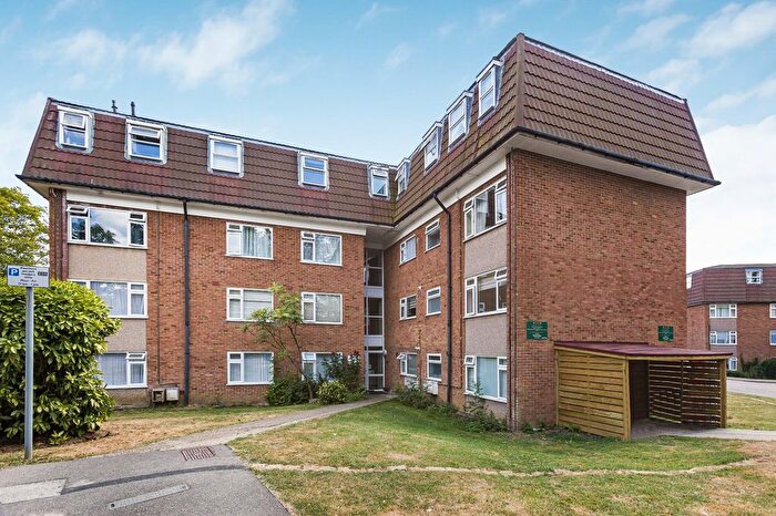 2 Bedroom Flat For Sale In Lambs Close, Cuffley, EN6