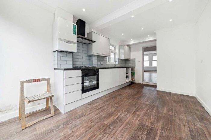 5 Bedroom Semi-Detached House To Rent In Coldershaw Road, Greenford, W13