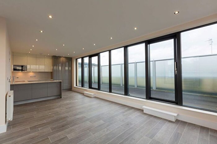 2 Bedroom Flat To Rent In Lyons Crescent, Tonbridge, TN9