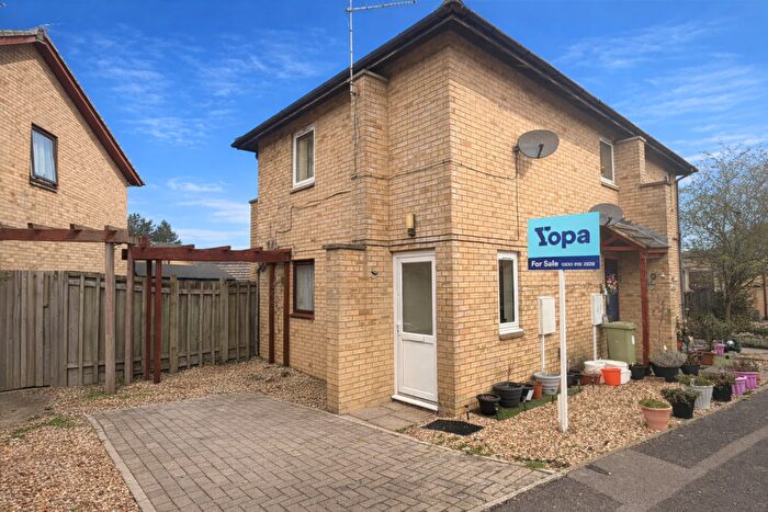 2 Bedroom Maisonette For Sale In Hambleton Grove, Milton Keynes, MK4