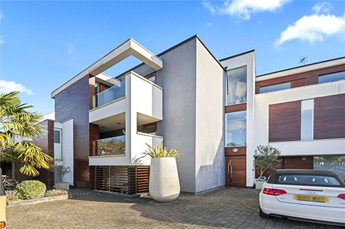 2 Bedroom Flat For Sale In Cranmer Road, Hampton Hill, TW12