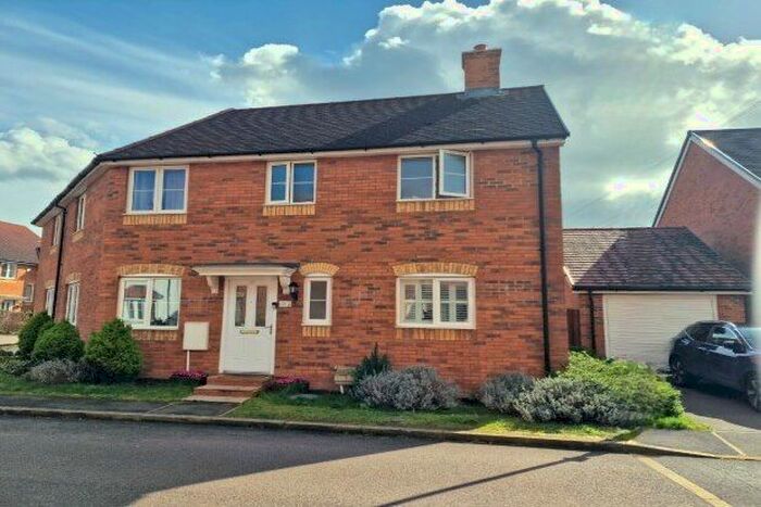3 Bedroom Semi-Detached House To Rent In Colney Road, Aylesbury, HP18