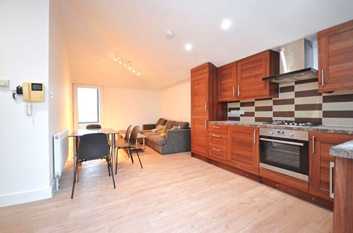 2 Bedroom Flat To Rent In South Street, Isleworth, TW7