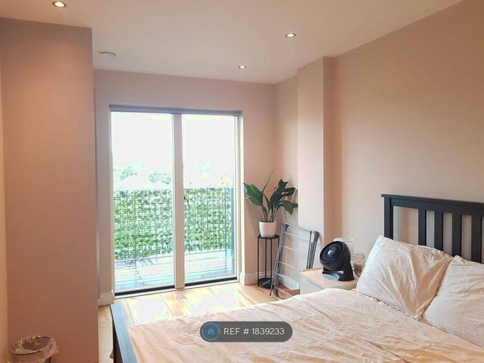 2 Bedroom Flat To Rent In Lyden Court, London, N19