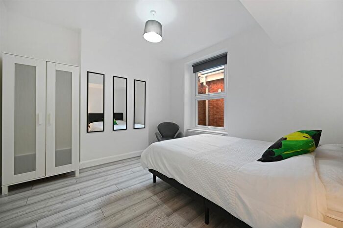 2 Bedroom Flat For Sale In Chaucer Road, London, W3
