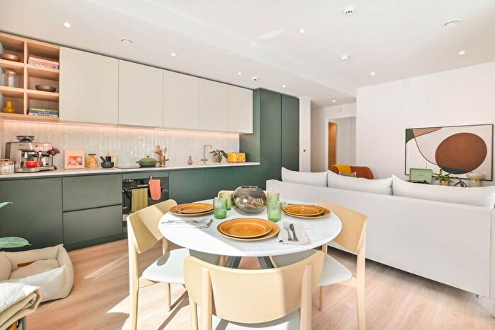 3 Bedroom Flat To Rent In The Maple, Temple, London, NW2