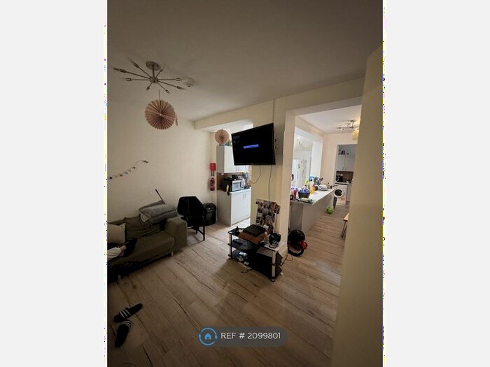 8 Bedroom Terraced House To Rent In Balmoral Road, Manchester, M14