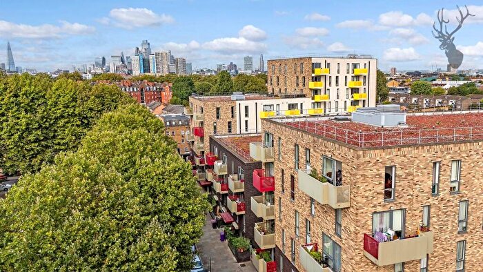 2 Bedroom Apartment To Rent In Trafalgar Gardens, Stepney Green, E1