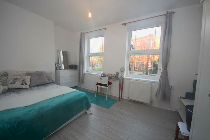 Flat To Rent In Kingston Hill, KT2