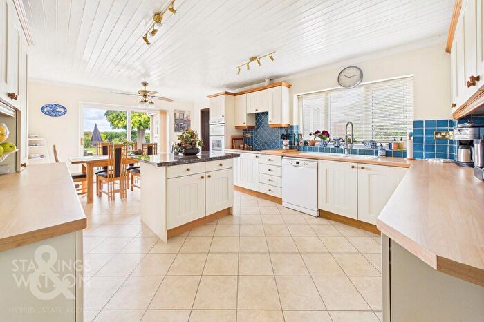 3 Bedroom Chalet For Sale In Middle Road, Great Plumstead, Norwich, NR13