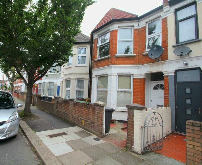 Studio To Rent In Chester Road, London N17