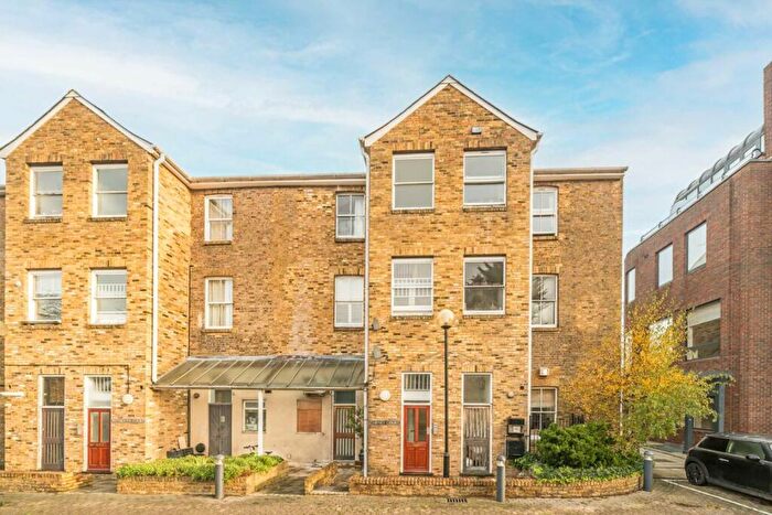 1 Bedroom Flat For Sale In Bridle Close, Kingston Upon Thames, KT1