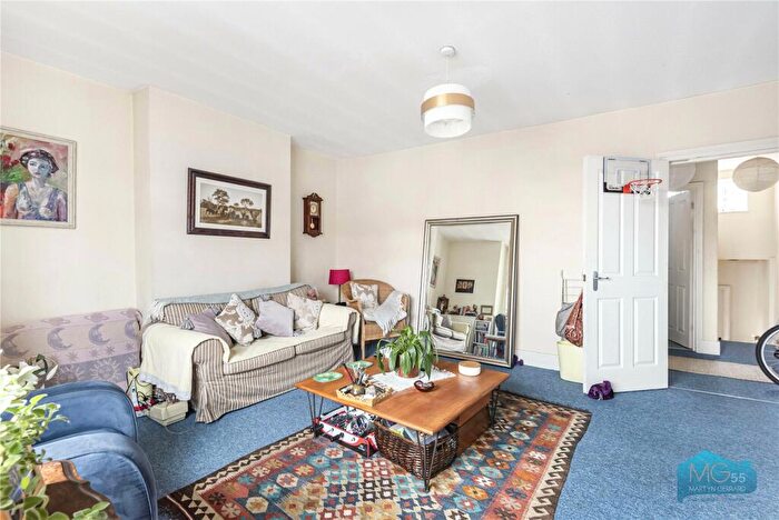 2 Bedroom Apartment To Rent In Ballards Lane, Finchley Central, N3