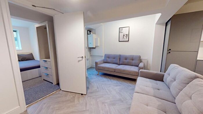 6 Bedroom Apartment To Rent In Marsden Road, BA2