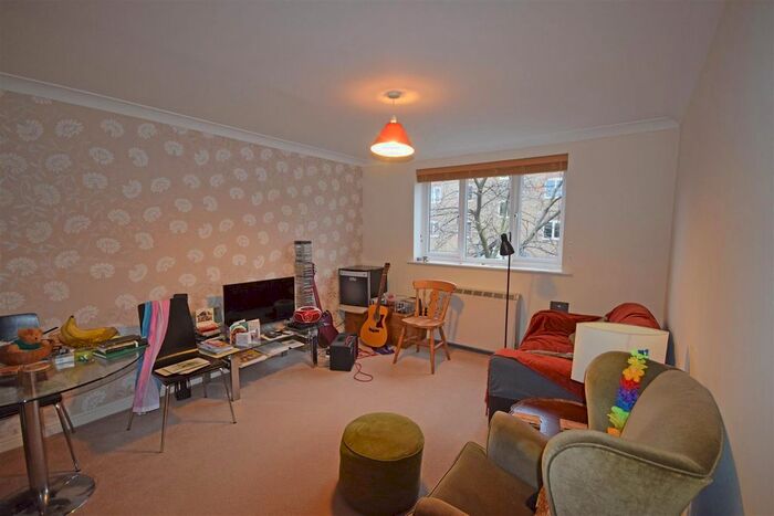 1 Bedroom Flat To Rent In Varsity Drive, Twickenham TW1