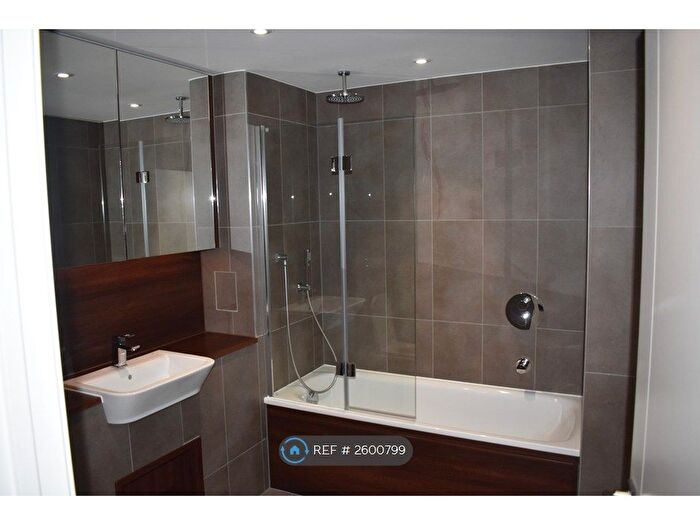 2 Bedroom Flat To Rent In Bach House, London, SW8