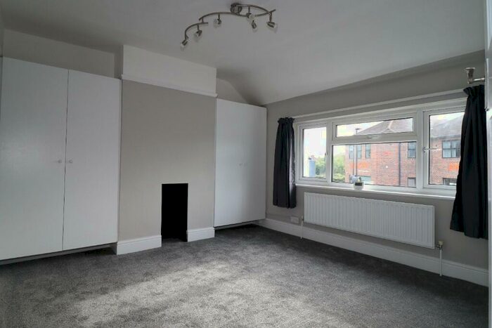 1 Bedroom Flat To Rent In Molesey Road, Walton-On-Thames, Surrey, KT12