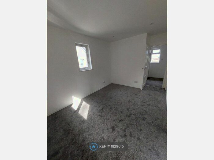 3 Bedroom Semi-Detached House To Rent In Devon Drive, Brimington, Chesterfield, S43