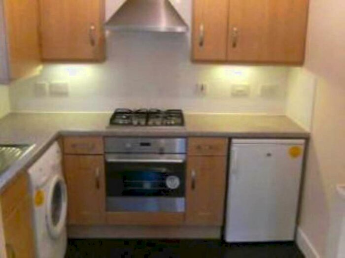 2 Bedroom Apartment To Rent In Sandhill Close, Bradford BD8