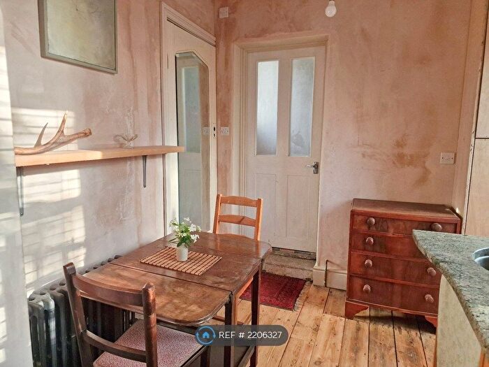 Studio To Rent In Amersham, London, SE14