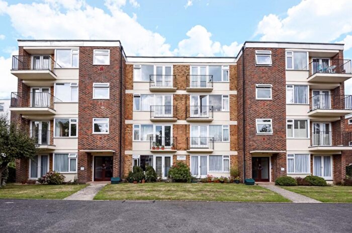 2 Bedroom Flat To Rent In Court Downs Road, Beckenham, Kent, BR3