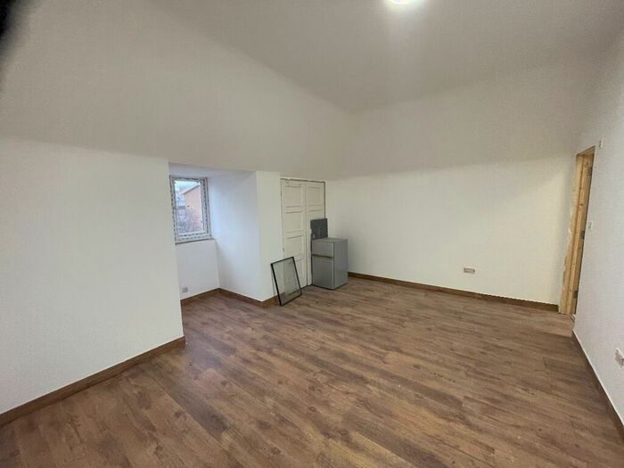 Studio To Rent In Montagu Road, London, N9