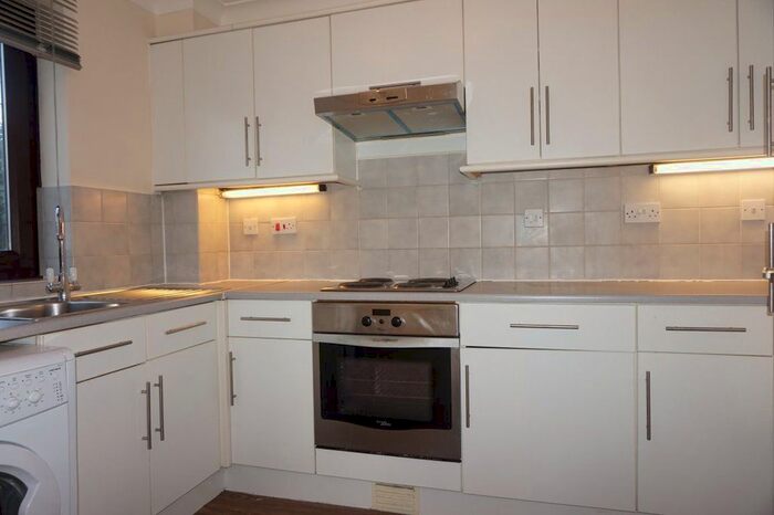 2 Bedroom Flat To Rent In Cedar Close, Buckhurst Hill IG9