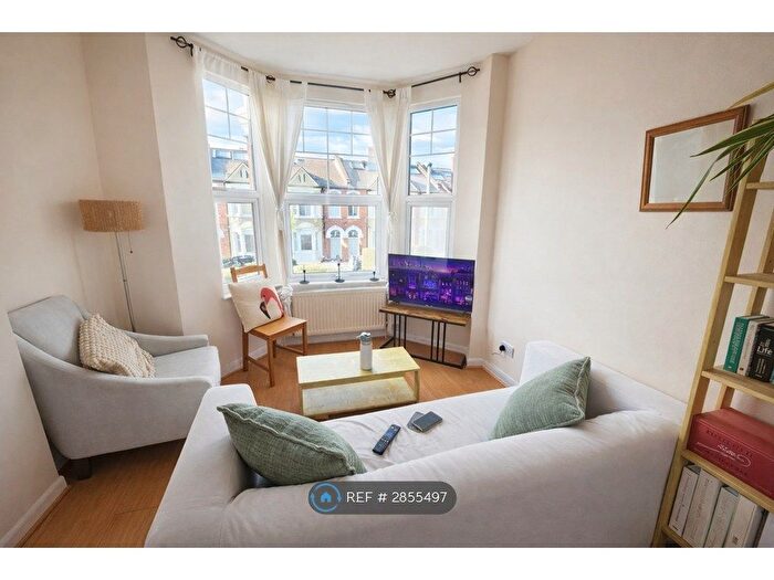 2 Bedroom Flat To Rent In Laitwood Road, Balham, SW12