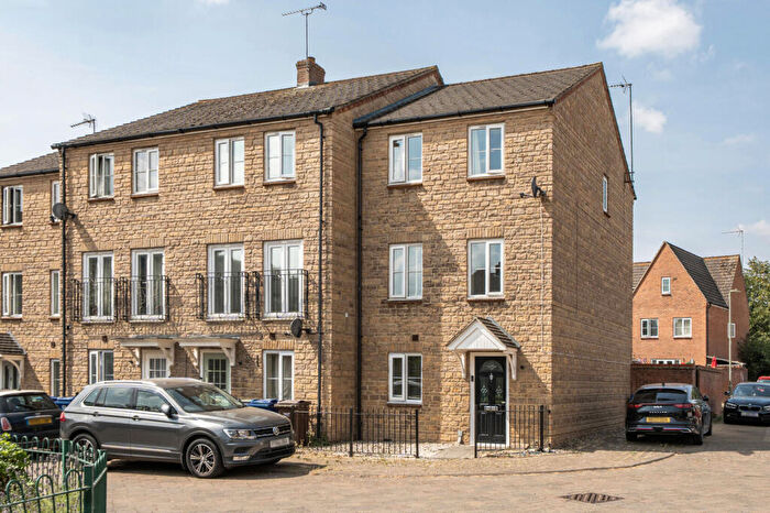 3 Bedroom End Of Terrace House For Sale In Sir Henry Jake Close, Banbury, OX16