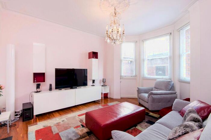 2 Bedroom Flat To Rent In Trebovir Road, Earls Court, London, SW5