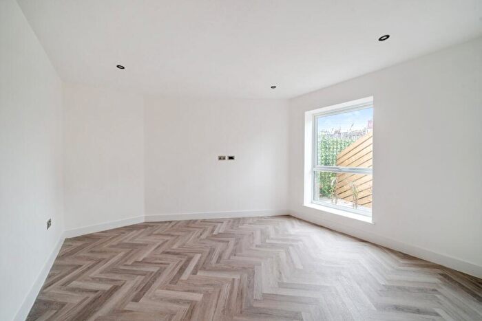 2 Bedroom Flat For Sale In Dagmar Road, Stroud Green, N4