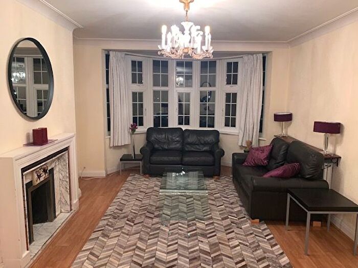 2 Bedroom Flat To Rent In The Burroughs, London, NW4