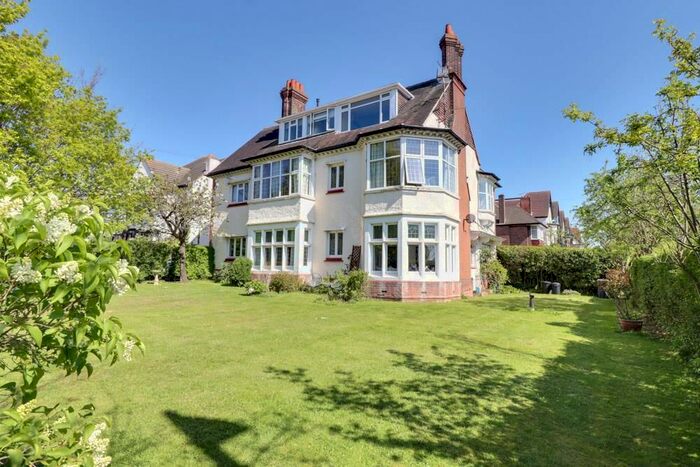 2 Bedroom Flat For Sale In Kings Road, Westcliff-On-Sea, SS0