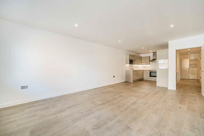 2 Bedroom Flat To Rent In Clifton Walk, Hammersmith, W6