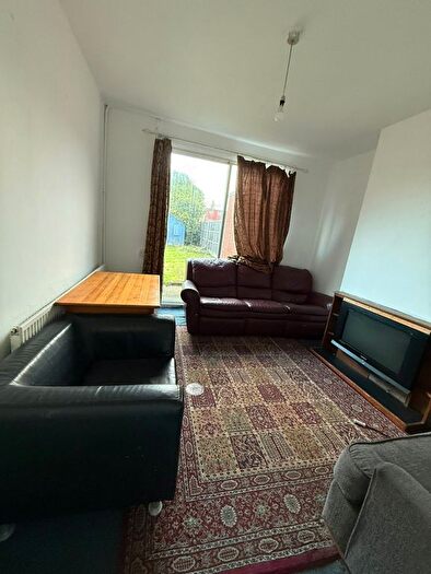 3 Bedroom Semi-Detached House To Rent In Devon Waye, Hounslow, TW5