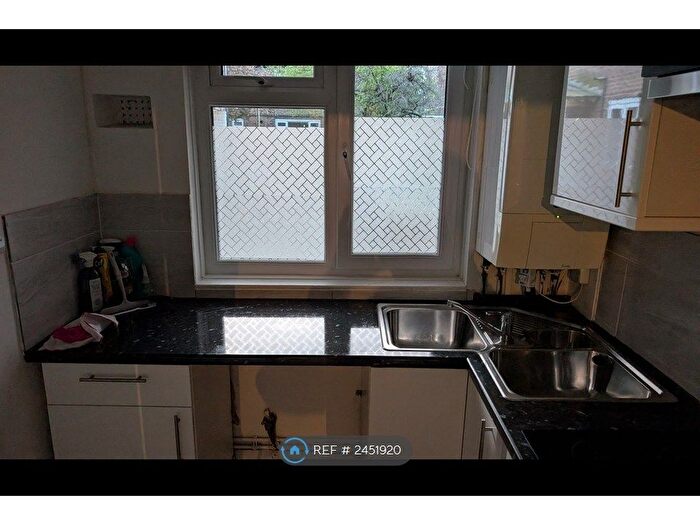 1 Bedroom Flat To Rent In Penton Place, London, SE17