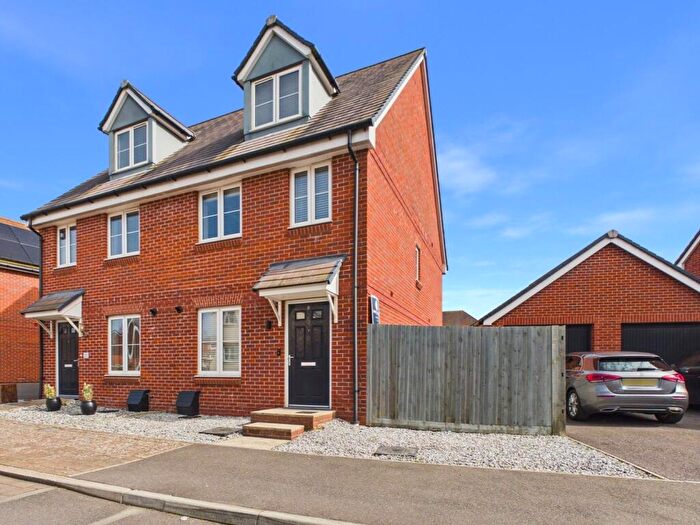 3 Bedroom Semi Detached House For Sale In Bellflower Drive, Northbrook, Worthing, BN13