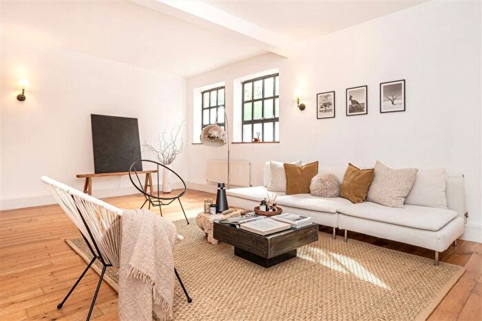 2 Bedroom Flat For Sale In Varden Street, Stepney Green, E1