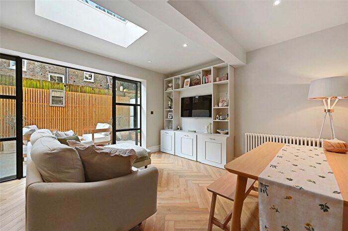 2 Bedroom Flat For Sale In Stowe Road, London, United Kingdom, W12