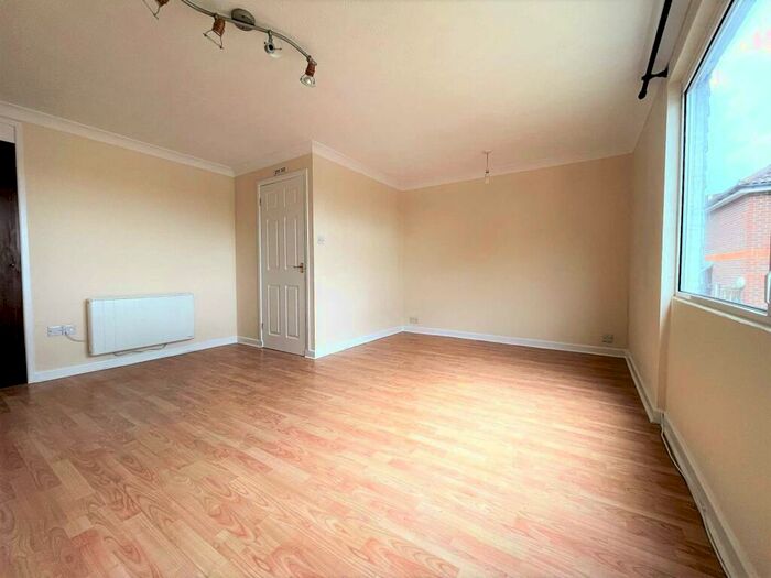 2 Bedroom Maisonette To Rent In Raven Square, Alton, GU34