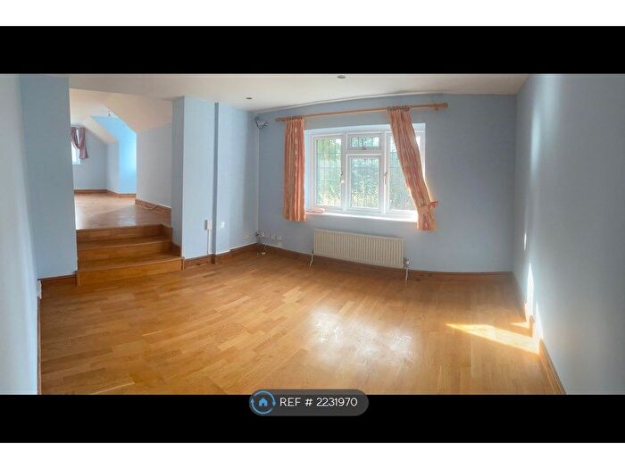 5 Bedroom Detached House To Rent In New Road, Welwyn, AL6