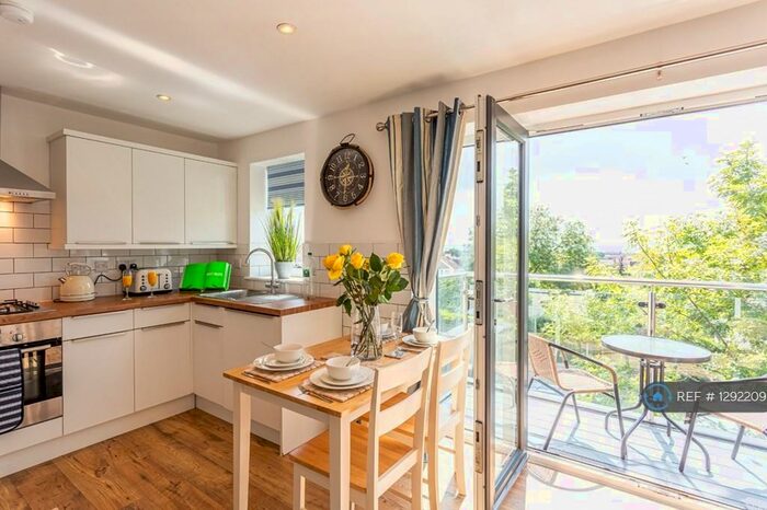 2 Bedroom Flat To Rent In Ambleside Drive, Southend-On-Sea, SS1