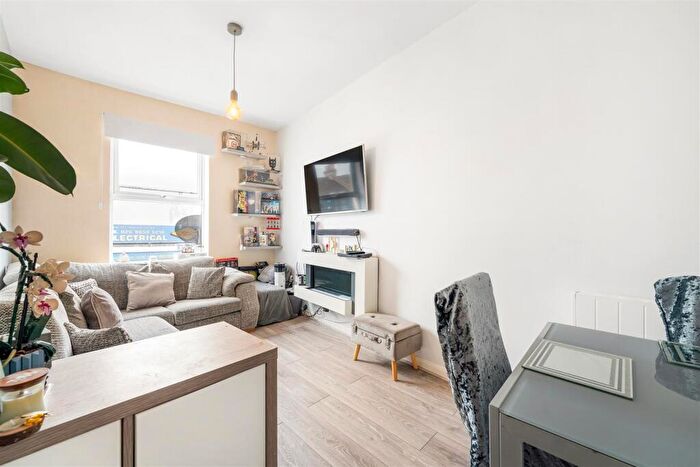 2 Bedroom Flat For Sale In Green Lane, Penge, London, SE20