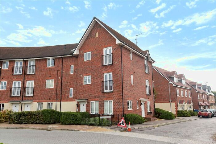2 Bedroom Flat To Rent In Fulmar Crescent, Bracknell, Berkshire RG12