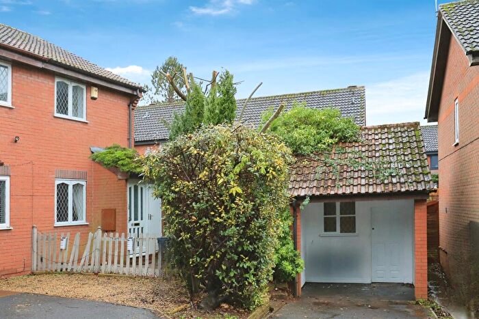 2 Bedroom Semi Detached House For Sale In Whinchat Grove, Kidderminster, DY10